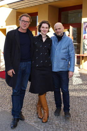 Sebastian Koch, Julia Windischbauer und Hagai Levi bei der Premiere der Arte-Serie Etty im Kino Babylon. Berlin, 25.04.2026