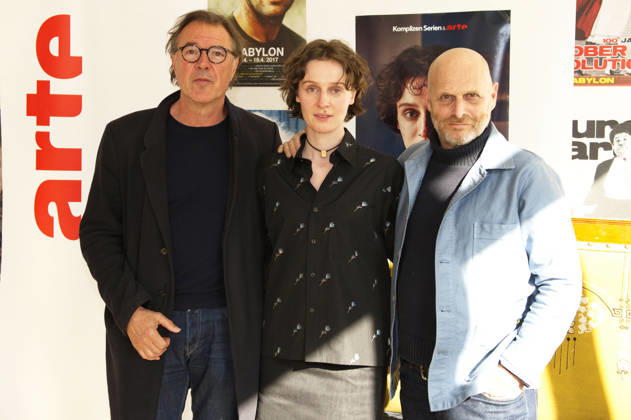 Sebastian Koch, Julia Windischbauer und Hagai Levi bei der Premiere der Arte-Serie Etty im Kino Babylon. Berlin, 25.04.2026