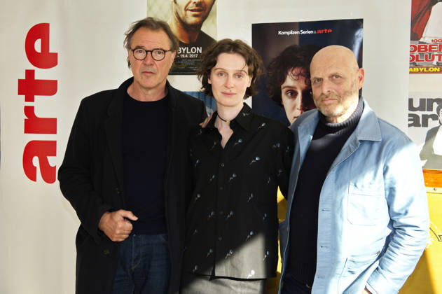 Sebastian Koch, Julia Windischbauer und Hagai Levi bei der Premiere der Arte-Serie Etty im Kino Babylon. Berlin, 25.04.2026