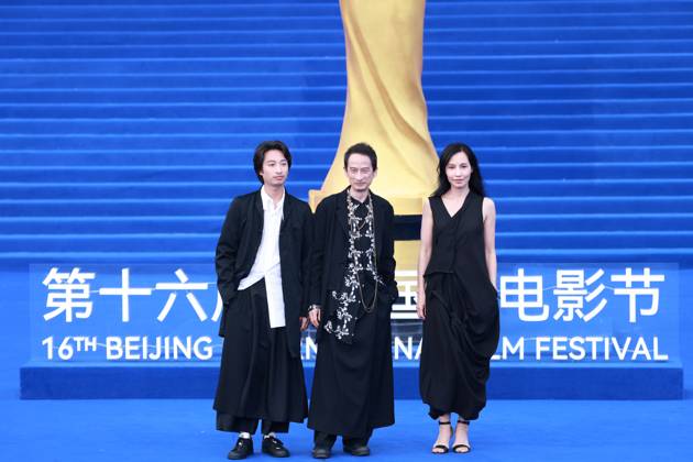 BEIJING, CHINA - APRIL 25: Vietnamese-born French filmmaker Tran Anh Hung (C), his wife and his son attend the closing ceremony of the 16th Beijing International Film Festival on April 25, 2026 in Beijing, China.  Copyright: xVCGx 111637294271