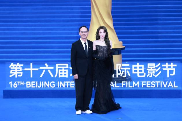 BEIJING, CHINA - APRIL 25: Actress Peng Xiaoran (R) attends the closing ceremony of the 16th Beijing International Film Festival on April 25, 2026 in Beijing, China.  Copyright: xVCGx 111637293685