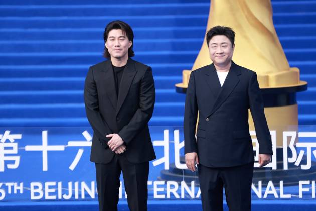 BEIJING, CHINA - APRIL 25: Actor Qiao Shan (R) attends the closing ceremony of the 16th Beijing International Film Festival on April 25, 2026 in Beijing, China.  Copyright: xVCGx 111637231345