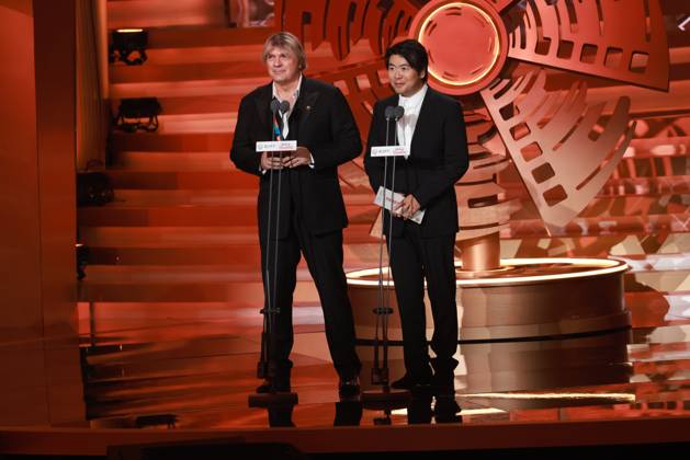 BEIJING, CHINA - APRIL 25: English composer Simon Franglen and pianist Lang Lang present the Best Music Award to Sten Sheripov at the closing ceremony of the 16th Beijing International Film Festival on April 25, 2026 in Beijing, China.  Copyright: xVCGx 111637269601