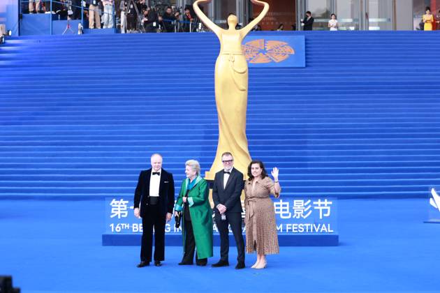 BEIJING, CHINA - APRIL 25: Director Paul Andrew Williams, producer Marie-Elena Dyche, actress Brenda Blethyn, actor Jason Watkins attend the closing ceremony of the 16th Beijing International Film Festival on April 25, 2026 in Beijing, China.  Copyright: xVCGx 111637293686