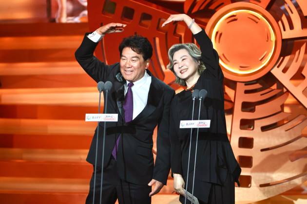 BEIJING, CHINA - APRIL 25: Chinese comedian and actor Zhu Shimao stands on the stage at the closing ceremony of the 16th Beijing International Film Festival on April 25, 2026 in Beijing, China.  Copyright: xChinaxNewsxServicex 111637303884