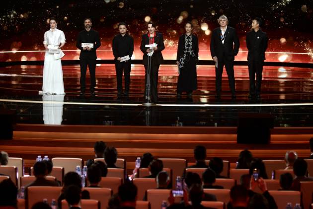 BEIJING, CHINA - APRIL 25: Vietnamese-born French filmmaker Tran Anh Hung, director Bi Gan, French actress Juliette Binoche, Brazilian director Gabriel Mascaro, British composer Simon Franglen, actress Zhang Xiaofei and actor Zhang Yi stand on the stage at the closing ceremony of the 16th Beijing International Film Festival on April 25, 2026 in Beijing, China.  Copyright: xChinaxNewsxServicex 111637303764