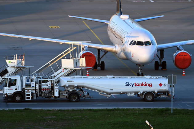 Tankfahrzeug mit Kerosin, Sky Tanking, Kerosinmangel, betanken,tanken,auftanken. Abgestellte Lufthansa Maschine auf dem Vorfeld am Flughafen Franz Josef Strauss in Muenchen