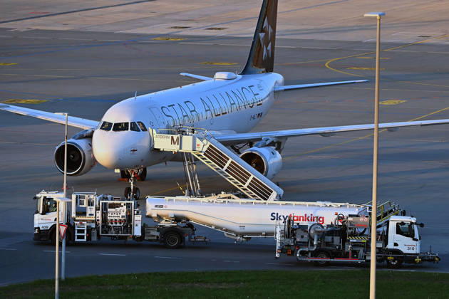 Tankfahrzeug mit Kerosin, Sky Tanking, Kerosinmangel, betanken,tanken,auftanken. Abgestellte Lufthansa Maschine auf dem Vorfeld am Flughafen Franz Josef Strauss in Muenchen
