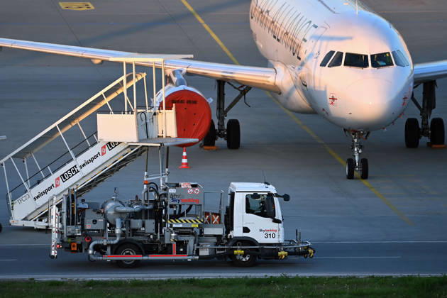 Tankfahrzeug mit Kerosin, Sky Tanking, Kerosinmangel, betanken,tanken,auftanken. Abgestellte Lufthansa Maschine auf dem Vorfeld am Flughafen Franz Josef Strauss in Muenchen