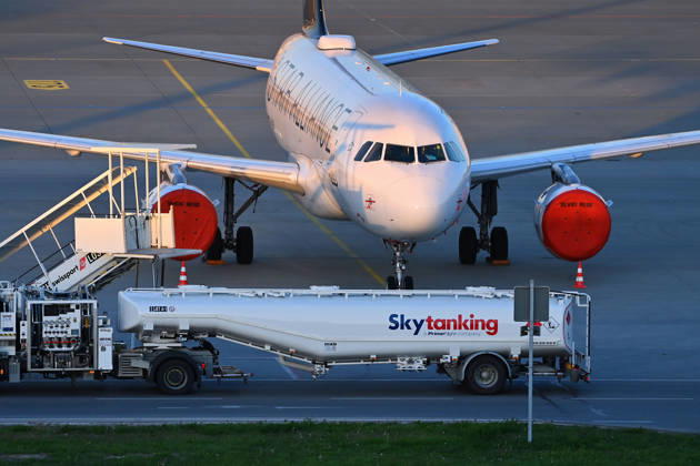 Tankfahrzeug mit Kerosin, Sky Tanking, Kerosinmangel, betanken,tanken,auftanken. Abgestellte Lufthansa Maschine auf dem Vorfeld am Flughafen Franz Josef Strauss in Muenchen