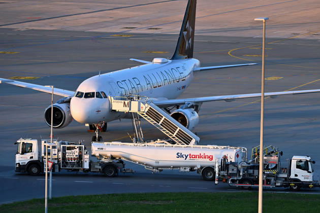 Tankfahrzeug mit Kerosin, Sky Tanking, Kerosinmangel, betanken,tanken,auftanken. Abgestellte Lufthansa Maschine auf dem Vorfeld am Flughafen Franz Josef Strauss in Muenchen