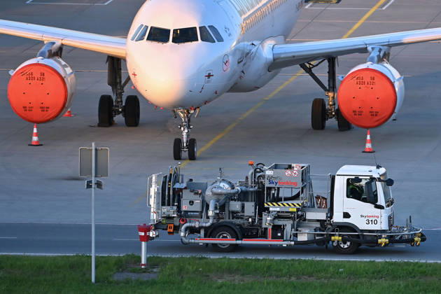 Tankfahrzeug mit Kerosin, Sky Tanking, Kerosinmangel, betanken,tanken,auftanken. Abgestellte Lufthansa Maschine auf dem Vorfeld am Flughafen Franz Josef Strauss in Muenchen