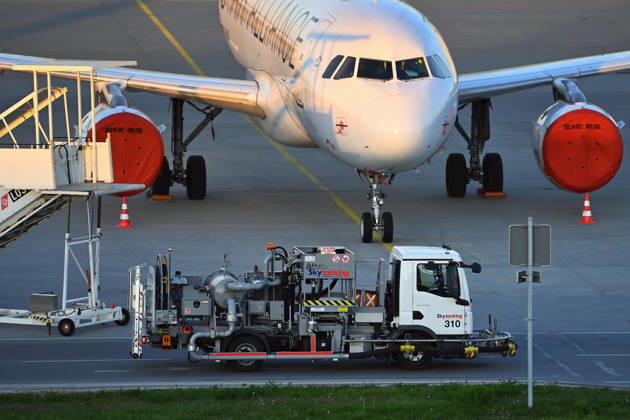 Tankfahrzeug mit Kerosin, Sky Tanking, Kerosinmangel, betanken,tanken,auftanken. Abgestellte Lufthansa Maschine auf dem Vorfeld am Flughafen Franz Josef Strauss in Muenchen
