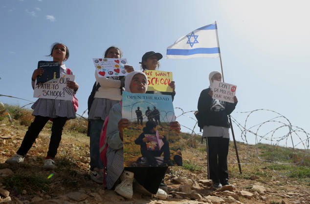 Palestinian students continue their sit-in and study on the side of a road, which has been closed by settlers and Israeli forces, preventing them from reaching their schools, in the village of Umm al-Khair in Masafer Yatta, Palestinian students continue their sit-in and study on the side of a road, which has been closed by settlers and Israeli forces, preventing them from reaching their schools, in the village of Umm al-Khair in Masafer Yatta, near Hebron in the southern West Bank. April 26, 2026 Israeli settlers had closed the shortcut used by students and Palestinian villagers, which passes through the new Jewish settlement outpost of Carmel, following the Gaza war that began in 2023. Photo by Mamoun Wazwaz apaimages Hebron West Bank Pa Copyright: xapaimagesxMamounxWazwazx xapaimagesx