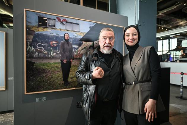 Ausstellungseröffnung für Armin Rohdes Gesichter des Reviers im Ruhr Museum ** NUR FÜR REDAKTIONELLE ZWECKE ** EDITORIAL USE ONLY **<p>Armin Rohde bei seiner Ausstellungseröffnung Gesichter des Reviers, hier mit Nurdan Kanikurumaz (Lehrerin aus Duisburg) am Samstag, 25. April 2026 im Ruhr Museum in Essen. 31 Fotos des Schauspielers und Fotografen sind zu sehen. Die fotografierten Migranten sind teilweise anwesend und geben Auskunft. Deutschland NRW Essen Copyright: VladimirxWegener