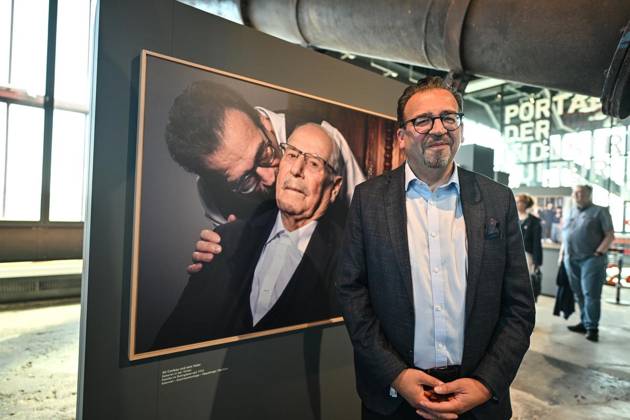 Ausstellungseröffnung für Armin Rohdes Gesichter des Reviers im Ruhr Museum ** NUR FÜR REDAKTIONELLE ZWECKE ** EDITORIAL USE ONLY **<p>Ali Canbay (Internist-Gastroenterologe aus Essen) steht am Samstag, 25. April 2026 vor seinem Bild bei Armin Rohdes Ausstellungseröffnung Gesichter des Reviers im Ruhr Museum in Essen. 31 Fotos des Schauspielers und Fotografen sind zu sehen. Die fotografierten Migranten sind teilweise anwesend und geben Auskunft. Deutschland NRW Essen Copyright: VladimirxWegener