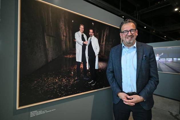 Ausstellungseröffnung für Armin Rohdes Gesichter des Reviers im Ruhr Museum ** NUR FÜR REDAKTIONELLE ZWECKE ** EDITORIAL USE ONLY **<p>Ali Canbay (Internist-Gastroenterologe aus Essen) steht am Samstag, 25. April 2026 vor seinem Bild bei Armin Rohdes Ausstellungseröffnung Gesichter des Reviers im Ruhr Museum in Essen. 31 Fotos des Schauspielers und Fotografen sind zu sehen. Die fotografierten Migranten sind teilweise anwesend und geben Auskunft. Deutschland NRW Essen Copyright: VladimirxWegener