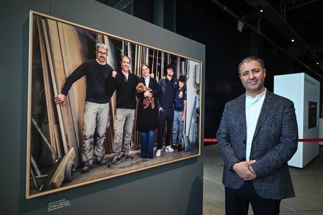 Ausstellungseröffnung für Armin Rohdes Gesichter des Reviers im Ruhr Museum ** NUR FÜR REDAKTIONELLE ZWECKE ** EDITORIAL USE ONLY **<p>Wahid Aminzada (Schreinermeister aus Essen) steht am Samstag, 25. April 2026 vor seinem Bild bei Armin Rohdes Ausstellungseröffnung Gesichter des Reviers im Ruhr Museum in Essen. 31 Fotos des Schauspielers und Fotografen sind zu sehen. Die fotografierten Migranten sind teilweise anwesend und geben Auskunft. Deutschland NRW Essen Copyright: VladimirxWegener