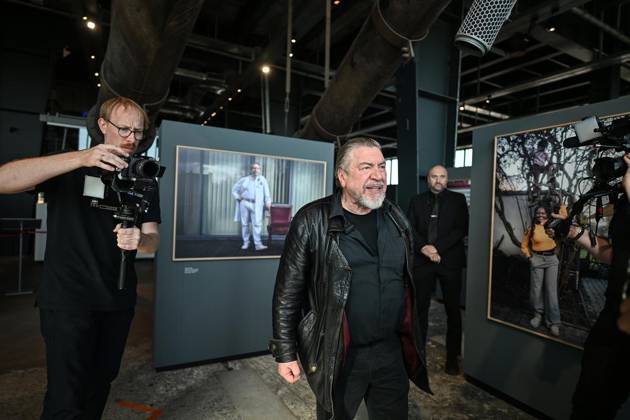 Ausstellungseröffnung für Armin Rohdes Gesichter des Reviers im Ruhr Museum ** NUR FÜR REDAKTIONELLE ZWECKE ** EDITORIAL USE ONLY **<p>Armin Rohde bei seiner Ausstellungseröffnung Gesichter des Reviers am Samstag, 25. April 2026 im Ruhr Museum in Essen. 31 Fotos des Schauspielers und Fotografen sind zu sehen. Die fotografierten Migranten sind teilweise anwesend und geben Auskunft. Deutschland NRW Essen Copyright: VladimirxWegener