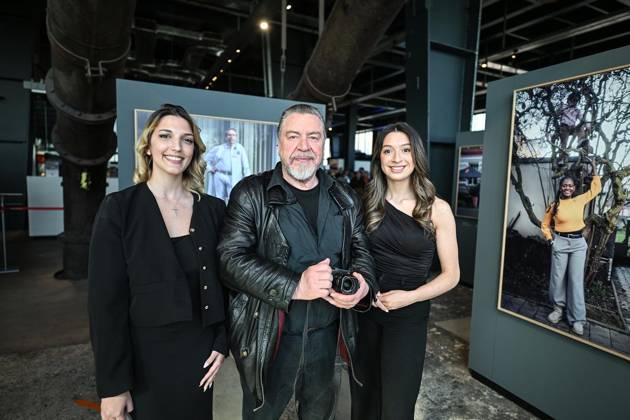 Ausstellungseröffnung für Armin Rohdes Gesichter des Reviers im Ruhr Museum ** NUR FÜR REDAKTIONELLE ZWECKE ** EDITORIAL USE ONLY **<p>Armin Rohde bei seiner Ausstellungseröffnung Gesichter des Reviers, hier den porträtierten Efthalia Anastasiadou und Aurora Blandini (v.l.) am Samstag, 25. April 2026 im Ruhr Museum in Essen. 31 Fotos des Schauspielers und Fotografen sind zu sehen. Die fotografierten Migranten sind teilweise anwesend und geben Auskunft. Deutschland NRW Essen Copyright: VladimirxWegener