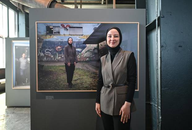 Ausstellungseröffnung für Armin Rohdes Gesichter des Reviers im Ruhr Museum ** NUR FÜR REDAKTIONELLE ZWECKE ** EDITORIAL USE ONLY **<p>Nurdan Kanikurumaz (Lehrerin aus Duisburg) steht am Samstag, 25. April 2026 vor ihrem Bild bei Armin Rohdes Ausstellungseröffnung Gesichter des Reviers im Ruhr Museum in Essen. 31 Fotos des Schauspielers und Fotografen sind zu sehen. Die fotografierten Migranten sind teilweise anwesend und geben Auskunft. Deutschland NRW Essen Copyright: VladimirxWegener