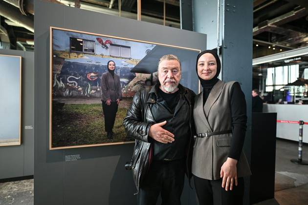 Ausstellungseröffnung für Armin Rohdes Gesichter des Reviers im Ruhr Museum ** NUR FÜR REDAKTIONELLE ZWECKE ** EDITORIAL USE ONLY **<p>Armin Rohde bei seiner Ausstellungseröffnung Gesichter des Reviers, hier mit Nurdan Kanikurumaz (Lehrerin aus Duisburg) am Samstag, 25. April 2026 im Ruhr Museum in Essen. 31 Fotos des Schauspielers und Fotografen sind zu sehen. Die fotografierten Migranten sind teilweise anwesend und geben Auskunft. Deutschland NRW Essen Copyright: VladimirxWegener