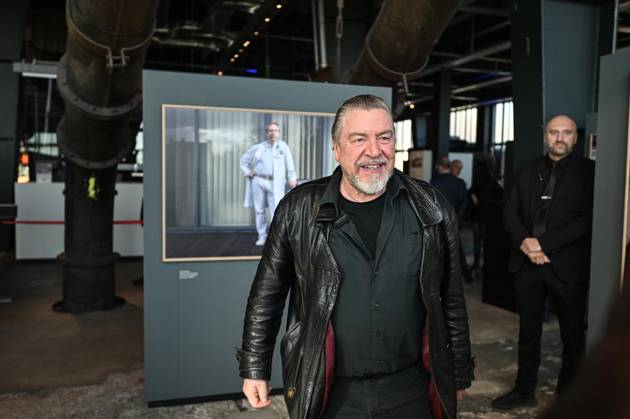 Ausstellungseröffnung für Armin Rohdes Gesichter des Reviers im Ruhr Museum ** NUR FÜR REDAKTIONELLE ZWECKE ** EDITORIAL USE ONLY **<p>Armin Rohde bei seiner Ausstellungseröffnung Gesichter des Reviers am Samstag, 25. April 2026 im Ruhr Museum in Essen. 31 Fotos des Schauspielers und Fotografen sind zu sehen. Die fotografierten Migranten sind teilweise anwesend und geben Auskunft. Deutschland NRW Essen Copyright: VladimirxWegener