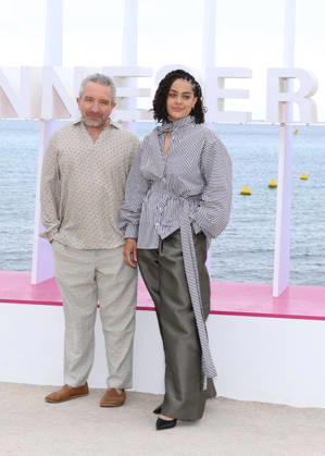 Eddie Marsan, Izuka Hoyle Photocall Prisoner on the Majestic beach at the 9th edition of CanneSeries in Cannes on 26 04 2026 Denis Guignebourg Bestimage Celebrities at the 9th edition of Canneseries in Cannes on 26 04 2026 Cannes France  Copyright: xDenisxGuignebourgx xBestimagexDenisxGuignebourgx xBestimagex