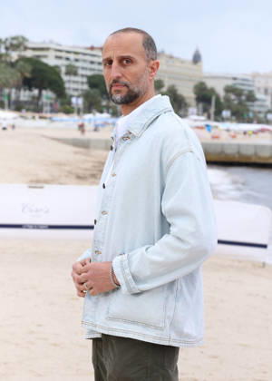 Arié Elmaleh Photocall Brigade Anonyme sur la plage du Majestic lors de la 9ème édition de CanneSeries à Cannes le 26 Avril 2026 Denis Guignebourg Bestimage Celebrities at the 9th edition of Canneseries in Cannes on 26 04 2026 Cannes France  Copyright: xDenisxGuignebourgx xBestimagexDenisxGuignebourgx xBestimagex