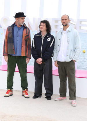 Roman Doduik meets Eric Cantona and Arié Elmaleh Phoptocall Brigade Anonyme on the Majestic beach at the 9th edition of Canneseries in Cannes on 26 04 2026 Denis Guignebourg Bestimage Celebrities at the 9th edition of Canneseries in Cannes on 26 04 2026 Cannes France  Copyright: xDenisxGuignebourgx xBestimagexDenisxGuignebourgx xBestimagex