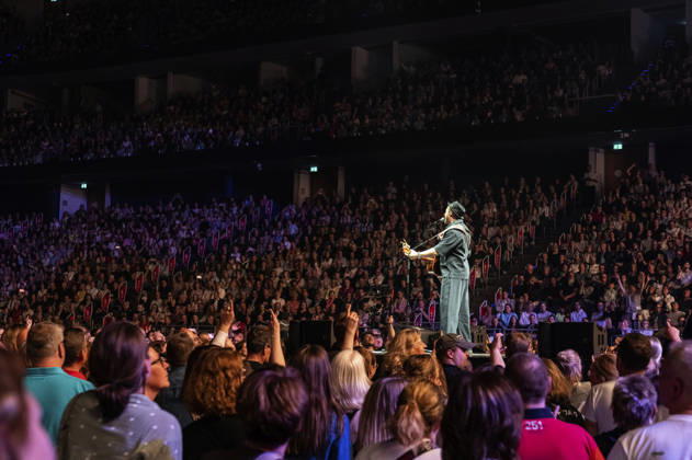 Johannes Oerding live bei einem Konzert seiner Arena-Tourin der ZAG-Arena. Hannover, 25.04.2026