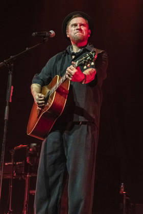 Johannes Oerding live bei einem Konzert seiner Arena-Tourin der ZAG-Arena. Hannover, 25.04.2026