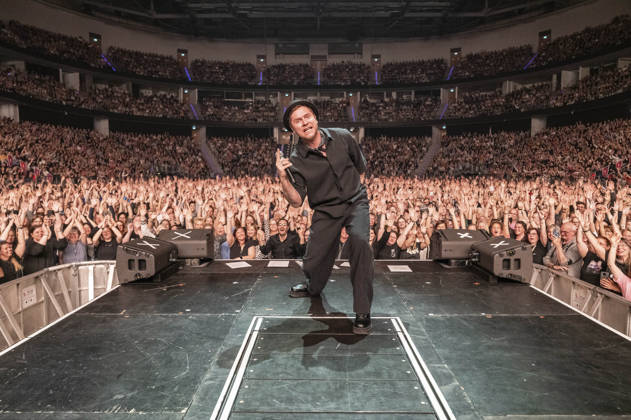 Johannes Oerding live bei einem Konzert seiner Arena-Tourin der ZAG-Arena. Hannover, 25.04.2026