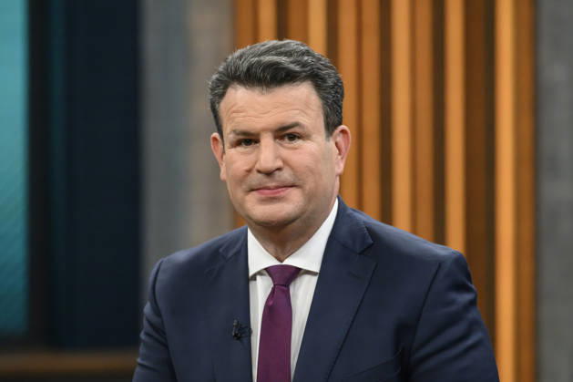 im Bild v.l.: Hubertus Heil, Mitglied Auswärtiger Ausschuss, SPD, GER, Berlin, Studio, zu Gast bei - Caren Miosga, Polittalk, TV, Format, mit Moderatorin, Das Erste, aus Adlershof - am Studio 20, Thema: USA gegen Iran - nicht unser Krieg, aber unser Problem? 26.04.2026 Copyright: HMBxMedia UwexKoch