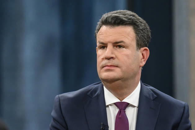 im Bild v.l.: Hubertus Heil, Mitglied Auswärtiger Ausschuss, SPD, GER, Berlin, Studio, zu Gast bei - Caren Miosga, Polittalk, TV, Format, mit Moderatorin, Das Erste, aus Adlershof - am Studio 20, Thema: USA gegen Iran - nicht unser Krieg, aber unser Problem? 26.04.2026 Copyright: HMBxMedia UwexKoch