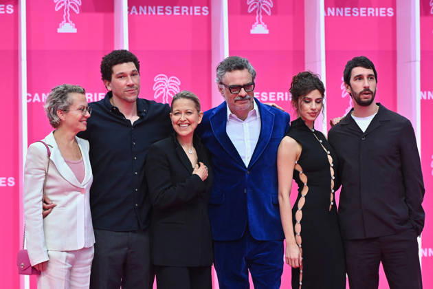 Pink Carpet - The 9th Canneseries International Festival - Day 4 FC CANNES, FRANCE - APRIL 26 Sophie Goodhart, Joel Fry, Nicola Walker, Jemaine Clement, Yali Topol Margalith and Tom Kingsley attend Day Four of the 9th Canneseries International Festival on April 26, 2026 in Cannes, France. Photo by Franck Castel ABACAPRESS.COM Cannes France  Copyright: xCastelxFranck ABACAx