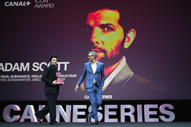 Pink Carpet - The 9th Canneseries International Festival - Day 4 FC CANNES, FRANCE - APRIL 26 Adam Scott gives a speech on stage during Day Four of the 9th Canneseries International Festival on April 26, 2026 in Cannes, France. Photo by Franck Castel ABACAPRESS.COM Cannes France  Copyright: xCastelxFranck ABACAx