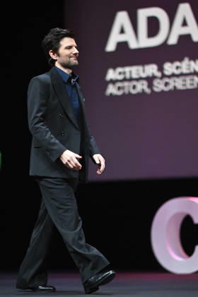 Pink Carpet - The 9th Canneseries International Festival - Day 4 FC CANNES, FRANCE - APRIL 26 Adam Scott gives a speech on stage during Day Four of the 9th Canneseries International Festival on April 26, 2026 in Cannes, France. Photo by Franck Castel ABACAPRESS.COM Cannes France  Copyright: xCastelxFranck ABACAx