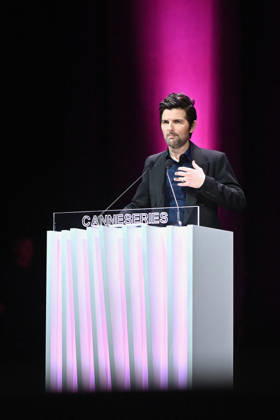 Pink Carpet - The 9th Canneseries International Festival - Day 4 FC CANNES, FRANCE - APRIL 26 Adam Scott gives a speech on stage during Day Four of the 9th Canneseries International Festival on April 26, 2026 in Cannes, France. Photo by Franck Castel ABACAPRESS.COM Cannes France  Copyright: xCastelxFranck ABACAx
