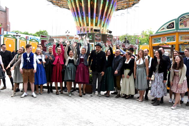 Vor Ketten Flieger Karussel Prinzessin Silvia Lindermaier -Kalb Prinz Sepp Kalb Inhaber des Ketten Flieger Karussel Prinzenpaar Vom Bayerischen Landesverband BLV luden Bayerische Faschingsprinzenpaare zu Ketten Fliegerkarussel Runden ein Muenchen 26.04.2026 Mariahilfplatz Auer Dult Foto Muenchen