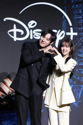 S. Korean actress Park Bo-young and actor Kim Sung-chul S. Korean actress Park Bo-young and actor Kim Sung-chul South Korean actress Park Bo-young and actor Kim Sung-chul, who star in the new drama Gold Land, an original series by Disney+, pose for a photo during a publicity event in Seoul on April 27, 2026. The first episode of the series will be available on April 29. (Yonhap) 2026-04-27 14:37:43 < 1980-2026 YONHAPNEWS AGENCY. .> ¼­¿ïÆ¯º°½Ã EDITORIAL USE ONLY  Copyright: xx PYH2026042713750034400 YonhapxNewsx yonphotos251783