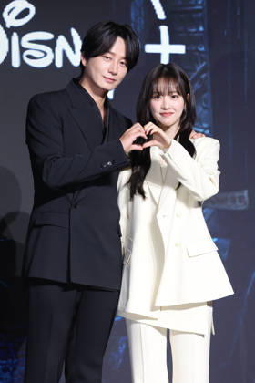 S. Korean actress Park Bo-young and actor Lee Hyun-wook S. Korean actress Park Bo-young and actor Lee Hyun-wook South Korean actress Park Bo-young and actor Lee Hyun-wook, who star in the new drama Gold Land, an original series by Disney+, pose for a photo during a publicity event in Seoul on April 27, 2026. The first episode of the series will be available on April 29. (Yonhap) 2026-04-27 14:37:38 < 1980-2026 YONHAPNEWS AGENCY. .> ¼­¿ïÆ¯º°½Ã EDITORIAL USE ONLY  Copyright: xx PYH2026042713730034400 YonhapxNewsx yonphotos251784