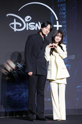 S. Korean actress Park Bo-young and actor Lee Hyun-wook S. Korean actress Park Bo-young and actor Lee Hyun-wook South Korean actress Park Bo-young and actor Lee Hyun-wook, who star in the new drama Gold Land, an original series by Disney+, pose for a photo during a publicity event in Seoul on April 27, 2026. The first episode of the series will be available on April 29. (Yonhap) 2026-04-27 14:37:30 < 1980-2026 YONHAPNEWS AGENCY. .> ¼­¿ïÆ¯º°½Ã EDITORIAL USE ONLY  Copyright: xx PYH2026042713720034400 YonhapxNewsx yonphotos251785