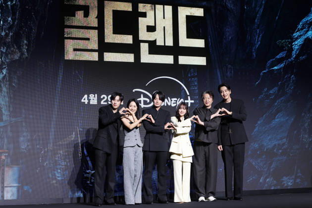 Drama Gold Land Drama Gold Land The stars of the new drama Gold Land an original series by Disney+ -- Kim Sung-chul, Moon Jung-hee, Lee Hyuk-wook, Park Bo-young, Kim Hee-won and Lee Kwang-soo (L to R) -- pose for a photo during a publicity event in Seoul on April 27, 2026. The first episode of the series will be available on April 29. (Yonhap) 2026-04-27 14:39:05 < 1980-2026 YONHAPNEWS AGENCY. .> ¼­¿ïÆ¯º°½Ã EDITORIAL USE ONLY  Copyright: xx PYH2026042713920034400 YonhapxNewsx yonphotos251791