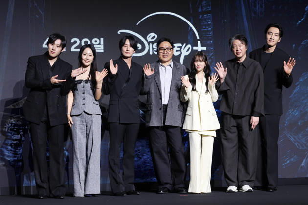 Drama Gold Land Drama Gold Land The stars of the new drama Gold Land an original series by Disney+ -- Kim Sung-chul, Moon Jung-hee, Lee Hyuk-wook, Park Bo-young, Kim Hee-won and Lee Kwang-soo (L to R) -- pose for a photo during a publicity event in Seoul on April 27, 2026. The first episode of the series will be available on April 29. (Yonhap) 2026-04-27 14:38:55 < 1980-2026 YONHAPNEWS AGENCY. .> ¼­¿ïÆ¯º°½Ã EDITORIAL USE ONLY  Copyright: xx PYH2026042713910034400 YonhapxNewsx yonphotos251792