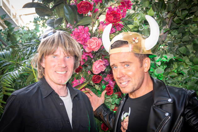 Sänger Mickie Krause (links) und Lorenz Büffel, bürgerlich Stefan Scheichel-Gierten, im neu gestalteten First Floor des Megaparks;Saison-Opening 2026 im Megapark auf Mallorca -, Playa de Palma Mallorca Spanien Megapark