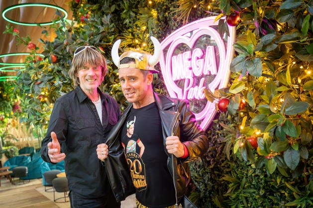 Sänger Mickie Krause (links) und Lorenz Büffel, bürgerlich Stefan Scheichel-Gierten, im neu gestalteten First Floor des Megaparks;Saison-Opening 2026 im Megapark auf Mallorca -, Playa de Palma Mallorca Spanien Megapark