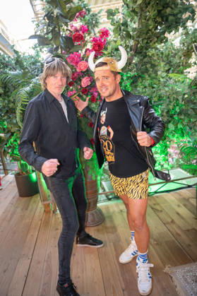 Sänger Mickie Krause (links) und Lorenz Büffel, bürgerlich Stefan Scheichel-Gierten, im neu gestalteten First Floor des Megaparks;Saison-Opening 2026 im Megapark auf Mallorca -, Playa de Palma Mallorca Spanien Megapark
