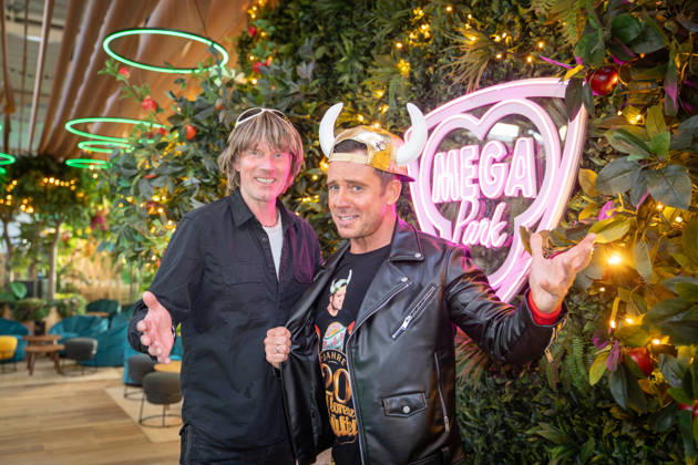 Sänger Mickie Krause (links) und Lorenz Büffel, bürgerlich Stefan Scheichel-Gierten, im neu gestalteten First Floor des Megaparks;Saison-Opening 2026 im Megapark auf Mallorca -, Playa de Palma Mallorca Spanien Megapark