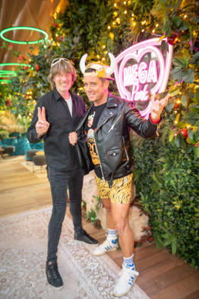 Sänger Mickie Krause (links) und Lorenz Büffel, bürgerlich Stefan Scheichel-Gierten, im neu gestalteten First Floor des Megaparks;Saison-Opening 2026 im Megapark auf Mallorca -, Playa de Palma Mallorca Spanien Megapark
